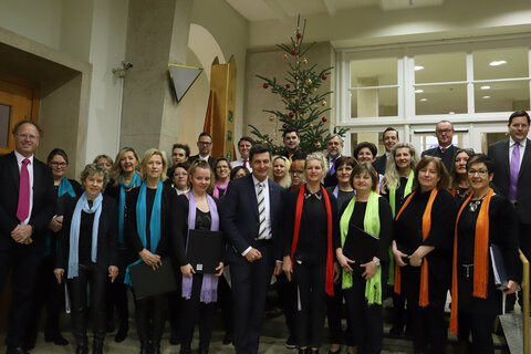 Landesrat Christian Illedits mit den Sängerinnen und Sängern des Landhauschores unter der Leitung von Umweltanwalt Dr. Michael Graf.