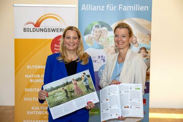 Familienlandesrätin Daniela Winkler und Judith Tscheppe, Geschäftsführerin Burgenländisches Bildungswerk.