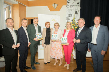 Gruppenbild von der Jubiläumsfeier mit Klubobmann LAbg. Mag. Dr. Roland Fürst, Landtagspräsident Robert Hergovich, Landeshauptmann Mag. Hans Peter Doskozil, Direktorin Mag.a Gerlinde Mihalits, wHRin Mag.a Sandra Steiner, Stv. Bildungsdirektorin und Leiterin des Präsidialbereichs der Bildungsdirektion Burgenland, Landesrätin Mag.a (FH) Daniela Winkler, LAbg. Bürgermeister Dieter Posch und Bürgermeister Thomas Hoffmann.