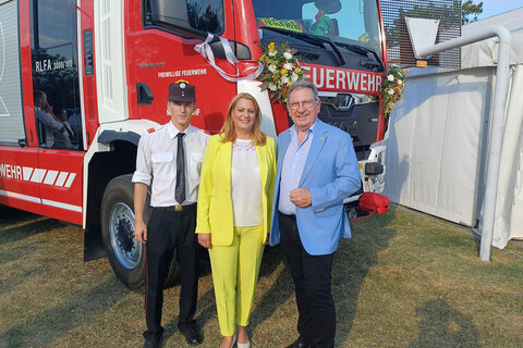 (v.l.) Feuerwehr-Kommandant Martin Tremetzberger, Landesrätin Mag. (FH) Daniela Winkler, Bürgermeister Gerhard Zapfel bei der Jubiläumsfeier der Feuerwehr Nickelsdorf.