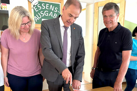 Lucia Briegl, Leiterin der SPWG Rosenhof, Landesrat Dr. Leonhard Schneemann und Landesrat a. D. Dr. Peter Rezar, Präsident von RETTET DAS KIND Burgenland.