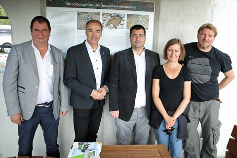 Vizebürgermeister Johannes Pfeffer, Landesrat Leonhard Schneemann, Bürgermeister Marc Hoppel, Archäologin Judith Schwarzäugel und Archäologe Nikolaus Franz (v.l.).