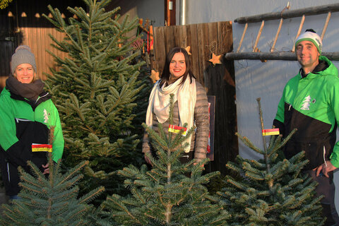 Landeshauptmann-Stellvertreterin Mag.a Astrid Eisenkopf mit den Christbaumproduzenten Daniela und Robert Jagschitz in Pöttsching