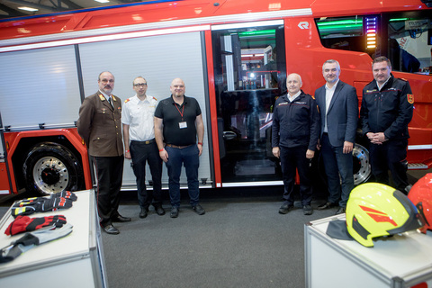 Landesfeuerwehrkommandant LBD Ing. Franz Kropf, Leiter der Abteilung 4 "Landesfeuerwehrschule" ABI Mag. Philipp Werderitsch (Burgenländischer Landesfeuerwehrverband), Bezirksfeuerwehrkommandant OBR Wolfgang Kinelly, Feuerwehrreferent Landesrat Mag. Heinrich Dorner und Landesfeuerwehrdirektor, Hauptreferatsleiter DI (FH) Sven Karner, MSc (Land Burgenland, Gruppe 5, Abteilung 8, Hauptreferat Feuerwehrdirektion) (v.l.) besichtigten ein Feuerwehrauto der Firma Rosenbauer (3.v.l., Christoph Gruber).