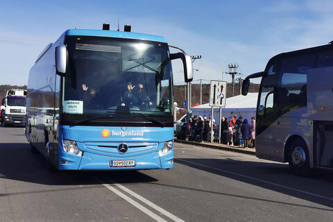 Der fünfte Bus der Burgenländische Hilfsaktion für Ukraine-Vertriebene auf dem Weg ins Burgenland