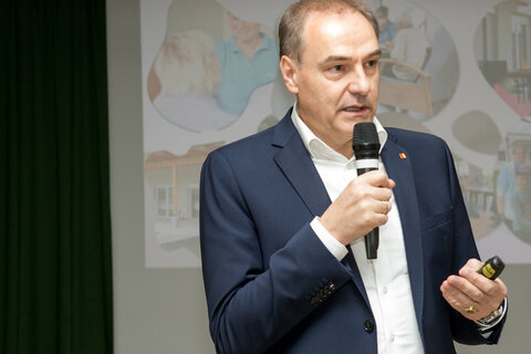 Soziallandesrat Leonhard Schneemann stellte das Projekt in Großpetersdorf vor.