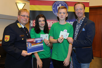 LH-Stv. Johann Tschürtz und ÖWR Burgenland-Präsident Stefan Ferschich gratulieren Katharina Vrabetz und Frederik Windisch.