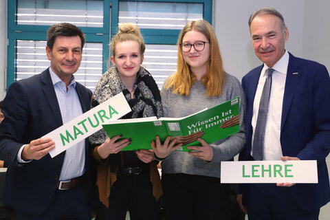Präsident Peter Nemeth (r.) begrüßte mit Landesrat Christian Illedits (l. ) die Lehrlinge Linda Schreiber und Linda Unger beim Start des Lehrgangs „Lehre mit Matura“.