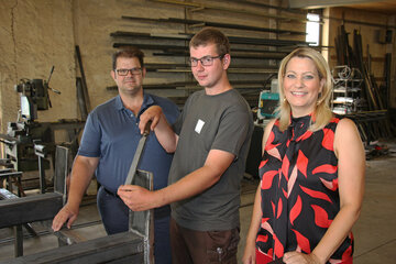 Landesrätin Mag.a (FH) Daniela Winkler gratulierte gemeinsam mit Bürgermeister Josef Ziniel, Vizebürgermeister Matthias Jakob Dosen und Firmenchef Mario Horvath, Meisterbetrieb Schlosserei & Metallbau Horvath, Marcel Wachter zum 3. Platz beim Lehrlingswettbewerb der Metalltechniker