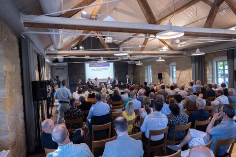 Das Diskussionsthema Mobilität sorgte im Kalandahaus beim Weingut Esterhazy in Trausdorf für großes Publikumsinteresse.