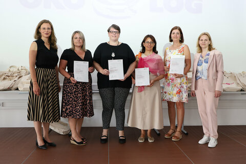 Landeshauptmann-Stellvertreterin Anja Haider-Wallner und ÖKOLOG-Burgenland-Koordinatorin Christa Thell mit den Vertreterinnen jener Schulen, die seit 20 Jahren ÖKOLOG-Projekte umsetzen: BHAK/BHAS Oberwart, Allgemeine Sonderschule Mattersburg, BHAK/BHAS Mattersburg und Volksschule Frauenkirchen