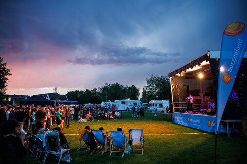 Das See Opening 2025 im Burgenland hat einmal mehr seine Bedeutung als Saisonauftakt unter Beweis gestellt. Trotz durchwachsenen Wetters am ersten Wochenende und eines verregneten Sonntags zum Abschluss genossen heuer wieder mehr als 45.000Besucher:innen das vielfältige Programm und die einzigartigen Kulissen des Neusiedler Sees und Neufelder Sees.