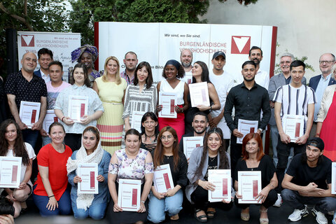 Gruppenfoto mit den Absolventinnen und Absolventen