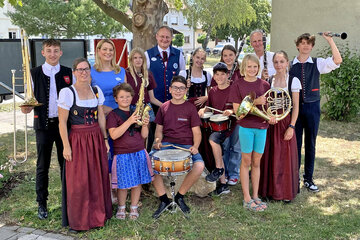 Landesrätin Mag.a (FH) Daniela Winkler mit MV-Obmann Bezirksverband ND Blasmusik Burgenland Dieter Denk, Bgm. Erwin Preiner mit Mitgliedern der MV-Jugendgruppe