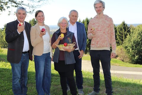 Walter Temmel, Obmann Südburgenland Plus, LH-Stv.in Anja Haider-Wallner, Brigitte Gerger (Verein Wieseninitiative), Andreas Grandits (Bürgerneister Stinatz und Obmann Verein Wieseninitiative) und Jan Östmann (Verein Wieseninitiative).