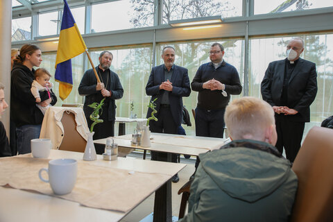 der ukrainische Bischof von Mukatschewe Iwan Semedi Nil Jurij Luschtschak, Landeshauptmann Hans Peter Doskozil, Myroslav Rusyn, Caritas Uschhorod und Diözesanbischof Ägidius Zsifkovics in Bad Tatzmannsdorf