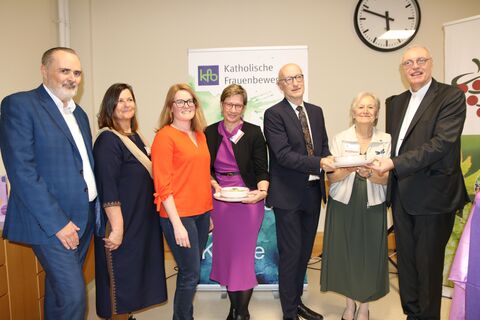 Landeshauptmann Hans Peter Doskozil, Superintendent Robert Jonischkeit und Bischof Ägidius Zsifkovics mit den Veranstalterinnen der Katholischen Frauenbewegung.