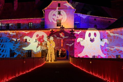 Mystische Wesen, magische Projektionen und schaurig schöne Überraschungen machen Burg Schlaining rund um Halloween zu einer faszinierenden Gruselwelt für die ganze Familie.