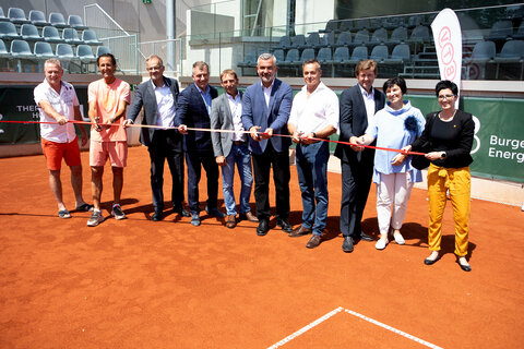 Landesrat Heinrich Dorner eröffnete gemeinsam mit allen Beteiligten sowie Sportlerinnen und Sportlern den neuen Centercourt im Sporthotel Kurz von BTV-Präsident und Hotelier Günter Kurz.