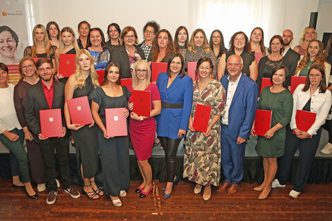 Die 23 Diplomandinnen und 2 Diplomanden am Gruppenfoto mit Landeshauptmann-Stellvertreterin Astrid Eisenkopf (5.v.r., vorne) und Landtagsabgeordneten Wolfgang Sodl (3.v.r., vorne) sowie Direktorin DGKP Gabriele Ehrenhöfer, MSc (2.v.l., vorne) mit ihren Lehrerinnen nach der Diplomverleihung im Kastell Stegersbach.