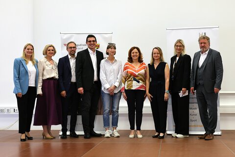 Bildungslandesrätin Daniela Winkler und Bildungsdirektor Alfred Lehner mit den Lehrpersonen, die mit einer Schulleitung betraut wurden.