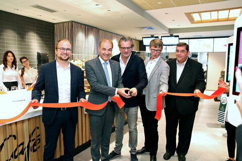 Eröffneten das neue McDonald‘s mit dem Durchschneiden des Eröffnungsbandes. V.l.: Vize-Bgm. Istvan Deli, LR Dr. Leonhard Schneemann, Franchisenehmer Andreas Schwerla, CFO McDonald‘s Österreich Oliver Heinzel, Pfarrer Willi Ringhofer, der die Segnung des neuen Restaurants vornahm