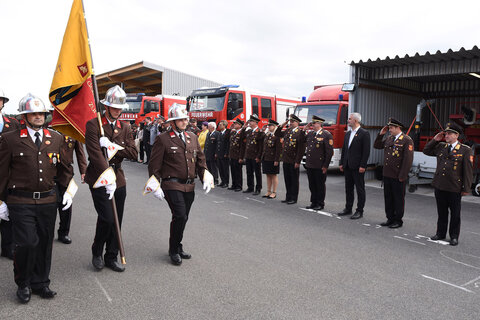Landesrat Heinrich Dorner (3.v.r.) beim Festakt zur Segnung neuer Ausrüstung für die Feuerwehr in Oberpullendorf.