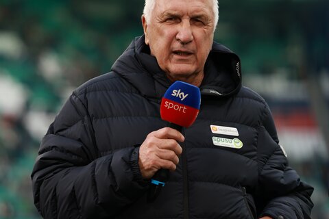 Starke Präsenz: Hans Krankl erstmals mit dem Burgenland-Logo im Einsatz.