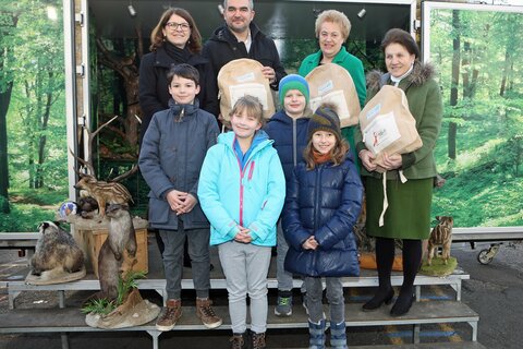 Landtagspräsidentin Verena Dunst (2.v.r. hinten), Landesrat Mag. Heinrich Dorner (2.v.l. hinten), Dr. Charlotte Klement (rechts hinten) und Direktorin Sabine Unger (links hinten) mit Kindern der Volksschule Güssing.