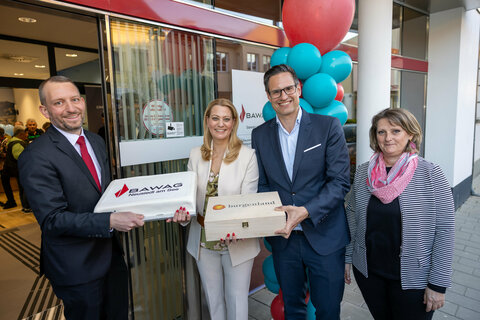 Landesrätin Mag.a (FH) Daniela Winkler (2.v.l.) eröffnete gemeinsam mit Filialleiter Thomas Hechenberger, Bereichsleiter Thomas Csipko und Stadträtin Isabell Lichtenberger (v.l.) die BAWAG-Filiale in Neusiedl am See.