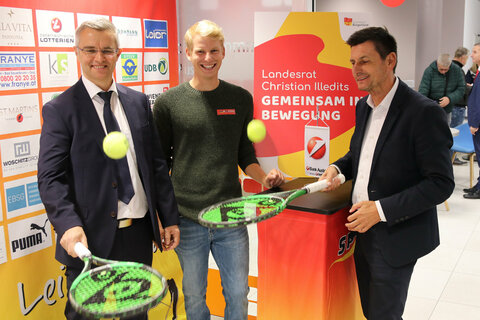 Christian Geyer, Leiter der Bank Austria Filiale in Eisenstadt mit Tennisprofi David Pichler und Landesrat Christian Illedits.