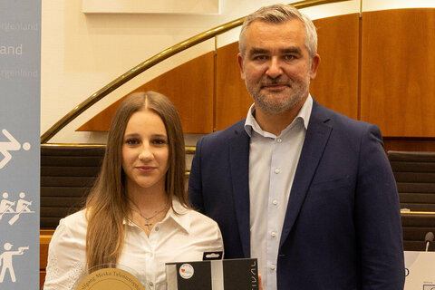 Landesrat Heinrich Dorner mit Preisträgerin Tamara Lehner (Frieways Karate Klub).1