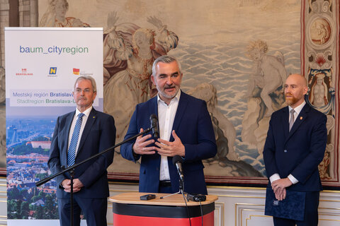 Landesrat Heinrich Dorner spricht bei der Pressekonferenz.