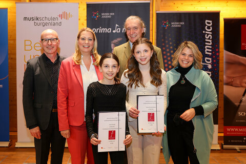 Preisträgerinnen-Konzert und Urkundenverleihung prima la musica Landeswettbewerb 2025 (v.l.): Landesmusikschulreferent Gerhard Gutschik, Geschäftsführer des Vereins Burgenländisches Musikschulwerk, Landesrätin Daniela Winkler, die Preisträgerinnen Enya Stangl und Hannah Sachslehner, Gerhard Krammer, Rektor der Joseph Haydn Privathochschule, und Claudia Priber, Geschäftsführerin der Kultur Betriebe Burgenland