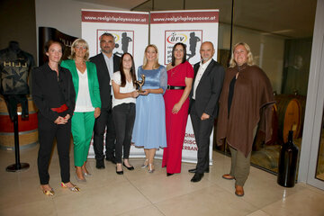 Yvonne Lindner, Referentin für Frauenfußball beim BFV, Bgm. LAbg. Elisabeth Böhm, Sportlandesrat Heinrich Dorner, Fußballerin des Jahres Julia Meixner, Landeshauptmann-Stv. Astrid Eisenkopf, Bildungsdirektor Heinz Josef Zitz und Nina Potz