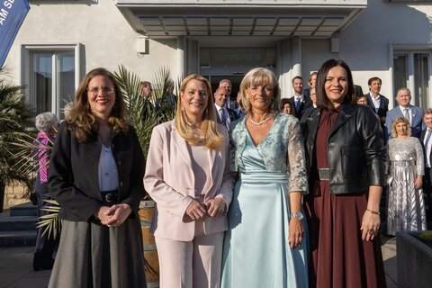 Der Einladung von LAbg. Bürgermeisterin Elisabeth Böhm (2.v.r.) zu den Jubiläumsfeierlichkeiten waren auch Landeshauptmann-Stellvertreterin Anja Haider-Wallner (links im Bild), Landesrätin Daniela Winkler (2.v.l.) und Landtagspräsidentin Astrid Eisenkopf (rechts im Bild) gefolgt.