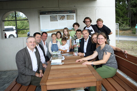 Nach der offiziellen Eröffnung wurde der neue Rastplatz nicht nur von der Politik, sondern auch von den Volksschülerinnen und Volksschülern aus Grafenschachen besichtigt.