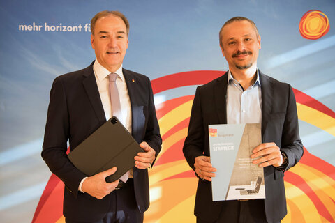 Landesrat Dr. Leonhard Schneemann und Digitalisierungsbeauftragter Dr. Nicolas Knotzer.