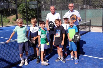 Sportlandesrat Heinrich Dorner und Bürgermeister Günter Schmidt mit Kindern des Tennisclubs Rohrbach
