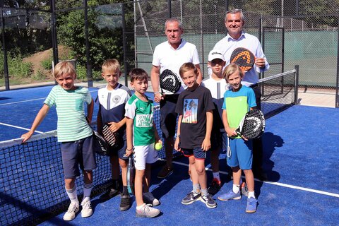 Sportlandesrat Heinrich Dorner und Bürgermeister Günter Schmidt mit Kindern des Tennisclubs Rohrbach