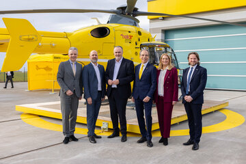 Frauenkirchens Bürgermeister Hannes Schmid, ÖAMTC-Direktor Oliver Schmerold, Landeshauptmann Hans Peter Doskozil, ÖAMTC-Präsident Günter Thumser, Landesrätin Daniela Winkler und ÖAMTC-Flugrettung-Geschäftsführer Marco Trefanitz vor dem neuen Notarzthubschrauber-Stützpunkt.