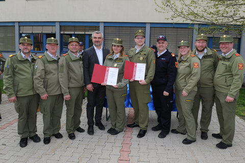 Landesrat Heinrich Dorner mit Feuerwehrmitgliedern, die das Feuerwehrleistungsabzeichen in Gold erfolgreich absolvierten.