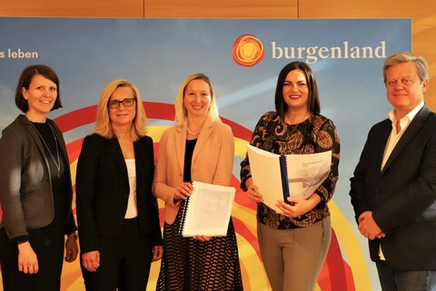 Gemeindereferentin Landeshauptmann-Stellvertreterin Mag.a Astrid Eisenkopf (2. v. l.) präsentierte die burgenländische Gemeindefinanzstatistik 2020 gemeinsam mit der provisorischen Leiterin des Hauptreferates für Gemeindeangelegenheiten im Amt der Burgenländischen Landesregierung, Mag.a Cornelia Lichtenberger, der Vorständin der Abteilung 2 – Landesplanung, Gemeinden und Wirtschaft im Amt der Burgenländischen Landesregierung, Mag.a Brigitte Novosel, und der dort für Gemeindefinanzen zuständigen Mitarbeiterin Mag.a Irene Bednar sowie dem Leiter des Referats Statistik im Amt der Burgenländischen Landesregierung, Mag. Manfred Dreiszker (v. l. n. r.).