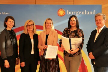 Gemeindereferentin Landeshauptmann-Stellvertreterin Mag.a Astrid Eisenkopf (2. v. l.) präsentierte die burgenländische Gemeindefinanzstatistik 2020 gemeinsam mit der provisorischen Leiterin des Hauptreferates für Gemeindeangelegenheiten im Amt der Burgenländischen Landesregierung, Mag.a Cornelia Lichtenberger, der Vorständin der Abteilung 2 – Landesplanung, Gemeinden und Wirtschaft im Amt der Burgenländischen Landesregierung, Mag.a Brigitte Novosel, und der dort für Gemeindefinanzen zuständigen Mitarbeiterin Mag.a Irene Bednar sowie dem Leiter des Referats Statistik im Amt der Burgenländischen Landesregierung, Mag. Manfred Dreiszker (v. l. n. r.).