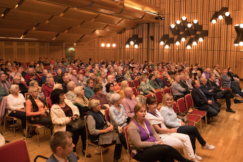 Zahlreiche Pensionistinnen und Pensionisten sowie Seniorinnen und Senioren waren zur Veranstaltung ins Kulturzentrum gekommen.