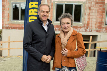 Landesrat Dr. Leonhard Schneemann mit Bürgermeisterin Renate Habetler (v.l.) von der Großgemeinde Bernstein bei der Gleichenfeier des neuen Altenwohn- und Pflegeheimes im Ortsteil Redlschlag.