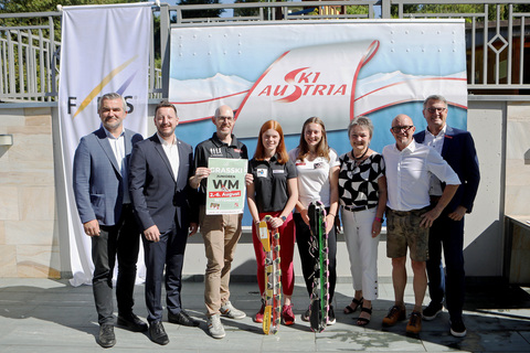 Sport-Landesrat Heinrich Dorner, Daniel Gschwandtner, Thomas Auer, Tina Hetfleisch, Emma Eberhardt, Renate Habetler, Alex Hegedüs und Alfred Kollar machten Werbung für die Grasski Junioren-Weltmeisterschaft in Rettenbach.