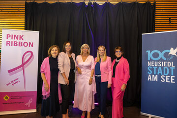 Mag.a Andrea Konrath, Geschäftsführerin der Österreichischen Krebshilfe Burgenland, Pink-Ribbon-Botschafterin und Landtagspräsidentin Mag.a Astrid Eisenkopf, Neusiedls Bürgermeisterin LAbg. Elisabeth Böhm, Frauenlandesrätin Mag.a (FH) Daniela Winkler und Pink-Ribbon-Botschafterin Dipl. oec. Ágnes Ottrubay beim Pink-Ribbon-Frühstück im Rathaus Neusiedl am See.