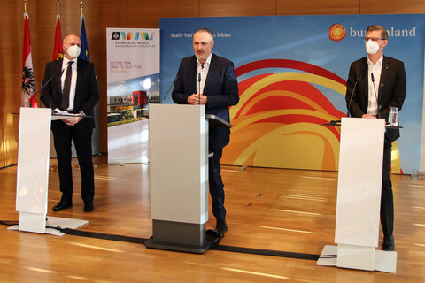 LH Hans Peter Doskozil präsentiert mit KRAGES-Geschäftsführer Hubert Eisl und Direktor Robert Maurer vom Krankenhaus der Barmherzigen Brüder den Regionalen Strukturplan Gesundheit 2025