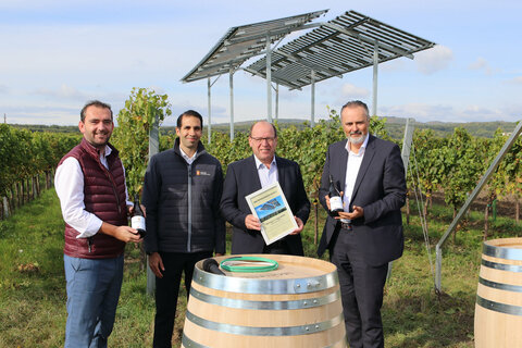 Winzer Andreas Liegenfeld wurde von EB-Vorstand Stephan Sharma für das innovative Projekt mit dem „Weiterdenker-Award“ der Energie Burgenland ausgezeichnet. V.l.: Weintourismus Burgenland-Obmann Mag. Herbert Oschep, EB-Vorstand Dr. Stephan Sharma, Winzer Andreas Liegenfeld, LH Mag. Hans Peter Doskozil